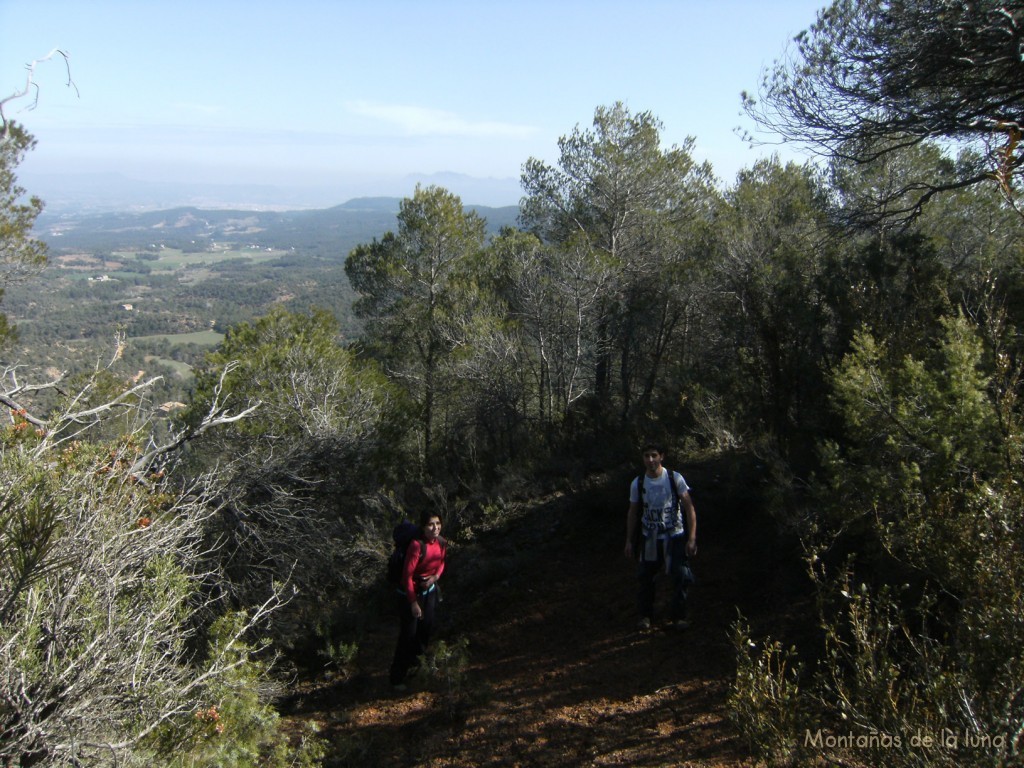 Irene y Fran en el Turó de La Roqueta, 797 mts.